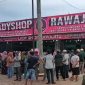 Pedagang P3MR lakukan aksi damai di depan Toko Lady Shop dan minta toko tersebut tutup pada Jum'at (9/2/2024). Foto: Nafian Faiz, Kabarindonesia.co