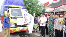 Pj. Bupati Tulang Bawang Barat, M. Firsada lepas pendistribusian logistik Pemilu 2024 pada Sabtu (10/2/2024). Foto: Andi Rahman, Kabarindonesia.co
