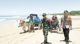 Kapolres Pesisir Barat, AKBP Alsyahendra dan Dandim Lampung Barat, Letkol Inf. Rinto Wijaya langsung memimpin personelnya mengawal distribusi logistik Pemilu 2024 ke daerah terisolir di Pesisir Barat pada Minggu (11/2/2024). Foto: Joni Irawan, Kabarindonesia.co
