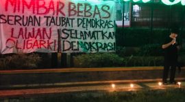 Sebuah spanduk Mimbar Bebas Seruan Taubat Demokrasi dibentangkan oleh Aliansi Pejuang Selamatkan Demokrasi Bengkulu pada Minggu (11/2/2024) malam. Foto: N. Sastro, Kabarindononesia.co