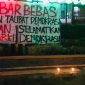 Sebuah spanduk Mimbar Bebas Seruan Taubat Demokrasi dibentangkan oleh Aliansi Pejuang Selamatkan Demokrasi Bengkulu pada Minggu (11/2/2024) malam. Foto: N. Sastro, Kabarindononesia.co