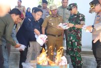 Pj. Bupati Lampung Barat, Nukman hadiri pemusnahan kelebihan surat suara pemilu 2024 di Gudang Logistik KPU Lampung Barat pada Selasa (13/2/2024). Foto: Haeruel Abadi, Kabarindonesia.co