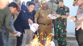 Pj. Bupati Lampung Barat, Nukman hadiri pemusnahan kelebihan surat suara pemilu 2024 di Gudang Logistik KPU Lampung Barat pada Selasa (13/2/2024). Foto: Haeruel Abadi, Kabarindonesia.co