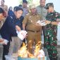 Pj. Bupati Lampung Barat, Nukman hadiri pemusnahan kelebihan surat suara pemilu 2024 di Gudang Logistik KPU Lampung Barat pada Selasa (13/2/2024). Foto: Haeruel Abadi, Kabarindonesia.co