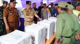 Pj. Bupati Tulang Bawang Barat, M. Firsada langsung turun ke beberapa TPS untuk memeriksa kesiapan bagi Pemilu 2024 pada Selasa (13/2/2024). Foto: Andi Rahman, Kabarindonesia.co