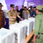 Pj. Bupati Tulang Bawang Barat, M. Firsada langsung turun ke beberapa TPS untuk memeriksa kesiapan bagi Pemilu 2024 pada Selasa (13/2/2024). Foto: Andi Rahman, Kabarindonesia.co
