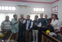 Tim pemenangan pasangan capres dan cawapres RI di Provinsi Jambi melakukan foto bersama dengan Dit Intelkam Polda Jambi Kompol Agung Pratama di Rumah Kebangsaan pada Selasa (13/2/2024). Foto: T. Akbar, Kabarindonesia.co