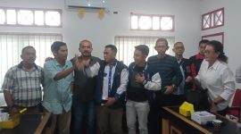 Tim pemenangan pasangan capres dan cawapres RI di Provinsi Jambi melakukan foto bersama dengan Dit Intelkam Polda Jambi Kompol Agung Pratama di Rumah Kebangsaan pada Selasa (13/2/2024). Foto: T. Akbar, Kabarindonesia.co