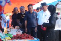 Pj. Bupati Lampung Barat, Nukman turun melakukan monitoring ke  Pasar Liwa terkait harga sembako jelang bulan suci Ramadhan 1445 H pada Jum'at (16/2/2024). Foto: Haeruel Abadi, Kabarindonesia.co