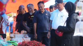 Pj. Bupati Lampung Barat, Nukman turun melakukan monitoring ke  Pasar Liwa terkait harga sembako jelang bulan suci Ramadhan 1445 H pada Jum'at (16/2/2024). Foto: Haeruel Abadi, Kabarindonesia.co