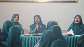 Ketua TP-PKK Kabupaten Pesisir Barat, Septi Istiqlal pimpin rapat bulanan pada Jum'at (16/2/2024). Foto: Joni Irawan, Kabarindonesia.co
