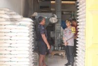 Kapolres Tulang Bawang Barat, Ndaru Istimawan melakukan monitoring stok beras di Kabupaten Tulang Bawang Barat pada Jum'at (16/2/2024). Foto: Andi Rahman, Kabarindonesia.co