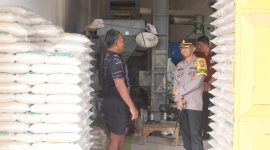Kapolres Tulang Bawang Barat, Ndaru Istimawan melakukan monitoring stok beras di Kabupaten Tulang Bawang Barat pada Jum'at (16/2/2024). Foto: Andi Rahman, Kabarindonesia.co
