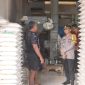 Kapolres Tulang Bawang Barat, Ndaru Istimawan melakukan monitoring stok beras di Kabupaten Tulang Bawang Barat pada Jum'at (16/2/2024). Foto: Andi Rahman, Kabarindonesia.co