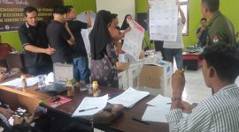 Hitung ulang kertas suara di PPK Kecamatan Sengeti, Kabupaten Muaro Jambi pada Minggu (18/2/2024). Foto: Sultan, Kabarindonesia.co