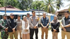 Kapolres Pesisir Barat, AKBP Alsyahendra lakukan langsung monitoring terhadap Pemungutan Suara Ulang di TPS 1 Pekon Tanjung Rejo, Kecamatan Bangkunat, Kabupaten Pesisir Barat, Provinsi Lampung pada Minggu (18/2/2024). Foto: Joni Irawan, Kabarindononesia.co