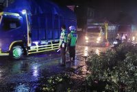Polres Tulang Bawang bertindak cepat melakukan evakuasi sebuah pohon yang tumbang dan merintangi Jalan Lintas Sumatera pada Minggu (18/2/2024). Foto: Andi Rahman, Kabarindonesia.co