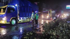 Polres Tulang Bawang bertindak cepat melakukan evakuasi sebuah pohon yang tumbang dan merintangi Jalan Lintas Sumatera pada Minggu (18/2/2024). Foto: Andi Rahman, Kabarindonesia.co