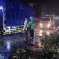Polres Tulang Bawang bertindak cepat melakukan evakuasi sebuah pohon yang tumbang dan merintangi Jalan Lintas Sumatera pada Minggu (18/2/2024). Foto: Andi Rahman, Kabarindonesia.co