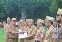 Pj. Bupati Lampung Barat, Nukman serahkan Penghargaan Laporan Capaian Kinerja Penyerapan Anggaran di Lingkungan Pemda Lampung Barat pada Senin (19/2/2024). Foto: Haeruel Abadi, Kabarindonesia.co
