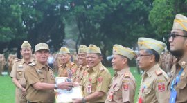 Pj. Bupati Lampung Barat, Nukman serahkan Penghargaan Laporan Capaian Kinerja Penyerapan Anggaran di Lingkungan Pemda Lampung Barat pada Senin (19/2/2024). Foto: Haeruel Abadi, Kabarindonesia.co