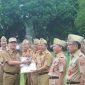 Pj. Bupati Lampung Barat, Nukman serahkan Penghargaan Laporan Capaian Kinerja Penyerapan Anggaran di Lingkungan Pemda Lampung Barat pada Senin (19/2/2024). Foto: Haeruel Abadi, Kabarindonesia.co