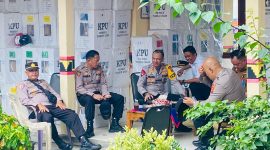 Kapolres Tulang Bawang Barat, AKBP Ndaru Istimawan langsung melakukan monitoring pelaksanaan Rapat Pleno Terbuka Rekapitulasi Penghitungan Suara Pemilu 2024 di Kecamatan Tulang Bawang Tengah, Kabupaten Tulang Bawang Barat pada Senin (19/2/2024). Foto: Andi Rahman, Kabarindonesia.co