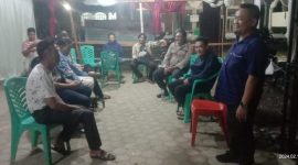 Ketua DPD Pekat-Ib Kabupaten Tanggamus, Herwinsyah ikut memantau jalannya Rapat Pleno Terbuka Rekapitulasi Hasil Penghitungan Suara Pemilu 2024 di PPK Wonosobo, Kabupaten Tanggamus, Provinsi Lampung pada Senin (19/2/2024) malam. Foto: Dedi Heryadi, Kabarindonesia.co