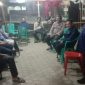 Ketua DPD Pekat-Ib Kabupaten Tanggamus, Herwinsyah ikut memantau jalannya Rapat Pleno Terbuka Rekapitulasi Hasil Penghitungan Suara Pemilu 2024 di PPK Wonosobo, Kabupaten Tanggamus, Provinsi Lampung pada Senin (19/2/2024) malam. Foto: Dedi Heryadi, Kabarindonesia.co