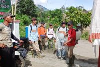 Warga Pekon Suka Mulya, Kecamatan Sukau, Kabupaten Lampung, Provinsi Lampung adakan gotong royong jelang Ramadhan 1445 Hijriah. Foto: Haeruel Abadi, Kabarindonesia.co.