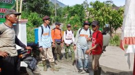 Warga Pekon Suka Mulya, Kecamatan Sukau, Kabupaten Lampung, Provinsi Lampung adakan gotong royong jelang Ramadhan 1445 Hijriah. Foto: Haeruel Abadi, Kabarindonesia.co.