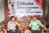 Ketua Asosiasi Pemerintahan Desa (APDESI) Kabupaten Tulang Bawang Ketuanya H. Bambang Sumantri memberikan apresiasi pada Kapolres Tulang Bawang AKBP James H. Hutajulu pada Sabtu (24/2/2024). Foto: Andi Rahman, Kabarindonesia.co