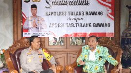 Ketua Asosiasi Pemerintahan Desa (APDESI) Kabupaten Tulang Bawang Ketuanya H. Bambang Sumantri memberikan apresiasi pada Kapolres Tulang Bawang AKBP James H. Hutajulu pada Sabtu (24/2/2024). Foto: Andi Rahman, Kabarindonesia.co