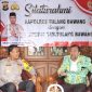 Ketua Asosiasi Pemerintahan Desa (APDESI) Kabupaten Tulang Bawang Ketuanya H. Bambang Sumantri memberikan apresiasi pada Kapolres Tulang Bawang AKBP James H. Hutajulu pada Sabtu (24/2/2024). Foto: Andi Rahman, Kabarindonesia.co