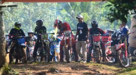 Para rider trail bersiap di garis start pada even Gelegar 1 yang diadakan oleh Akerab. Foto: Dedi Heryadi, Kabarindonesia.co