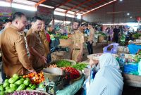Pj. Bupati Tulang Bawang Barat, M. Firsada dan Tim Pengendali Inflasi Daerah (TPID)  melakukan monitoring harga sembako di Pasar Mulya Asri pada Selasa (27/2/2024). Foto: Andi Rahman, Kabarindonesia.co