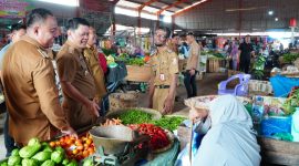 Pj. Bupati Tulang Bawang Barat, M. Firsada dan Tim Pengendali Inflasi Daerah (TPID)  melakukan monitoring harga sembako di Pasar Mulya Asri pada Selasa (27/2/2024). Foto: Andi Rahman, Kabarindonesia.co