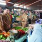 Pj. Bupati Tulang Bawang Barat, M. Firsada dan Tim Pengendali Inflasi Daerah (TPID)  melakukan monitoring harga sembako di Pasar Mulya Asri pada Selasa (27/2/2024). Foto: Andi Rahman, Kabarindonesia.co