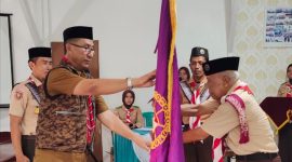 Ketua 1 Kwarcab Pramuka Pesisir Barat menyerahkan pataka pramuka pada Ketua Pusdiklat Kwarcab Pesisir Barat, Mujiono yang menandakan pembukaan Kursus Mahir Dasar dibuka pada Senin (26/2/2024). Foto: Joni Irawan, Kabarindonesia.co