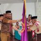 Ketua 1 Kwarcab Pramuka Pesisir Barat menyerahkan pataka pramuka pada Ketua Pusdiklat Kwarcab Pesisir Barat, Mujiono yang menandakan pembukaan Kursus Mahir Dasar dibuka pada Senin (26/2/2024). Foto: Joni Irawan, Kabarindonesia.co