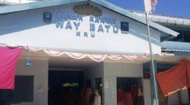 Seorang pedagang sembako di Pasar Way Batu, Kabupaten Pesisir Barat sedang menunggu pembeli. Foto: Joni Irawan, Kabarindonesia.co