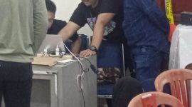 Wakil Ketua DPRD Kota Palembang yang juga Caleg Dapil 3 Kota Palembang, AZ terlihat nyelonong masuk ke Ruang Rekapitulasi Kecamatan Ilir Timur 2, Kota Palembang pada Rabu (21/2/2024). Foto: Rizky Pratama Saputra, Kabarindonesia.co