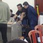 Wakil Ketua DPRD Kota Palembang yang juga Caleg Dapil 3 Kota Palembang, AZ terlihat nyelonong masuk ke Ruang Rekapitulasi Kecamatan Ilir Timur 2, Kota Palembang pada Rabu (21/2/2024). Foto: Rizky Pratama Saputra, Kabarindonesia.co
