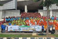 Ratusan pelajar di Kabupaten Tulang Bawang Barat bersama Dinas Lingkungan Hidup Tulang Bawang Barat lakukan kegiatan bersih-bersih dalam rangka Hari Peduli Sampah Nasional (HPSN) pada Jum'at (23/2/2024). Foto: Andi Rahman, Kabarindonesia.co