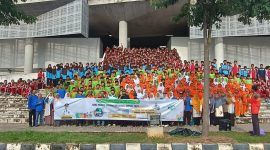 Ratusan pelajar di Kabupaten Tulang Bawang Barat bersama Dinas Lingkungan Hidup Tulang Bawang Barat lakukan kegiatan bersih-bersih dalam rangka Hari Peduli Sampah Nasional (HPSN) pada Jum'at (23/2/2024). Foto: Andi Rahman, Kabarindonesia.co