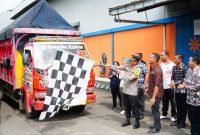 Kapolres Tubaba, Ndaru Istimawan lepas keberangkatan truk pengangkut cadangan beras pemerintah (CBP) yang diperuntukkan bagi Keluarga Penerima Manfaat (KPM) di Kabupaten Tulang Bawang Barat pada Jum'at (23/2/2024). Foto: Andi Rahman, Kabarindonesia.co