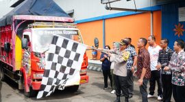 Kapolres Tubaba, Ndaru Istimawan lepas keberangkatan truk pengangkut cadangan beras pemerintah (CBP) yang diperuntukkan bagi Keluarga Penerima Manfaat (KPM) di Kabupaten Tulang Bawang Barat pada Jum'at (23/2/2024). Foto: Andi Rahman, Kabarindonesia.co