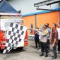 Kapolres Tubaba, Ndaru Istimawan lepas keberangkatan truk pengangkut cadangan beras pemerintah (CBP) yang diperuntukkan bagi Keluarga Penerima Manfaat (KPM) di Kabupaten Tulang Bawang Barat pada Jum'at (23/2/2024). Foto: Andi Rahman, Kabarindonesia.co