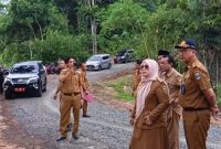 Dinas Pendidikan Provinsi Lampung sedang meninjau lahan persiapan pembangunan SMAN Krui Selatan pada Senin (26/2/2024). Foto: Joni Irawan, Kabarindonesia.co