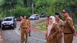 Dinas Pendidikan Provinsi Lampung sedang meninjau lahan persiapan pembangunan SMAN Krui Selatan pada Senin (26/2/2024). Foto: Joni Irawan, Kabarindonesia.co